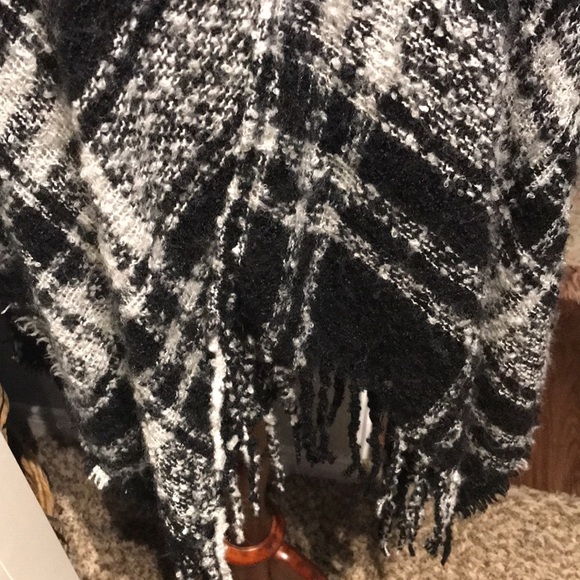 Shawl Wrap Black White Lightweights OS NEW FINAL SALE - Picture 5 of 8